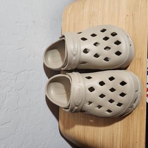 NOTHINZ Ladies 6 Jr4 Tan Clogs NWOT